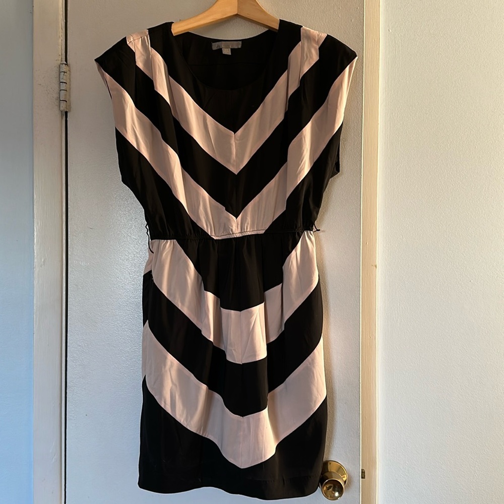 Pretty blush/black dress.